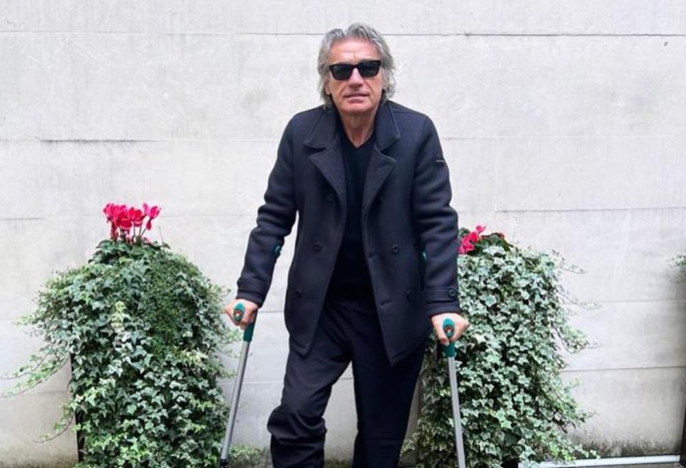 Ligabue in stampelle: “Ho cominciato l’anno con il piede giusto”