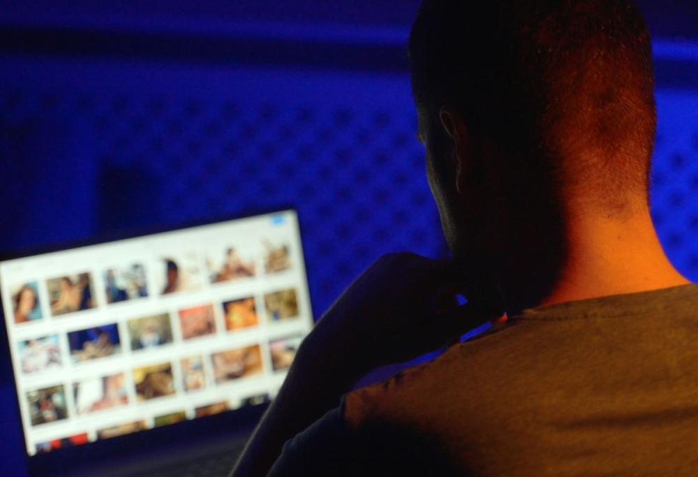 Mette un porno a tutto volume per rovinare la festa ai suoi vicini