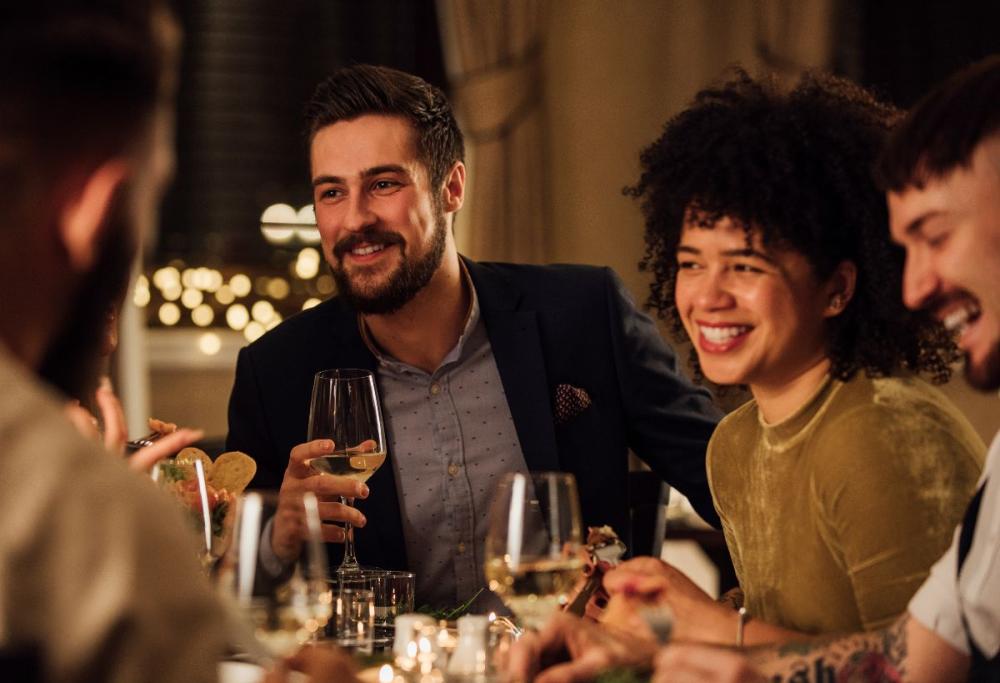 Amici litigano per il conto a cena: "Sono rimasto senza soldi"