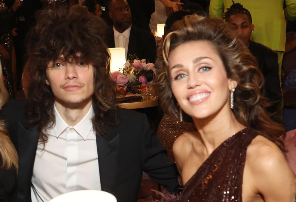 Grammy 2024, Miley Cyrus e Maxx Morando si scambiano un dolce bacio