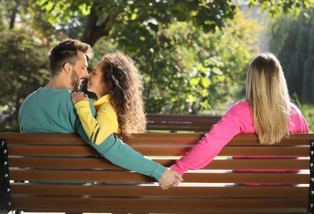 Chiede alla sua fidanzata il permesso di tradirla: "È solo sesso"