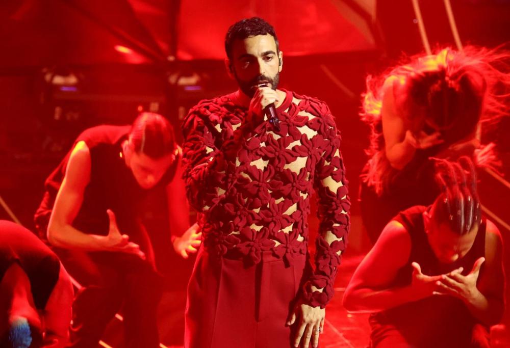 Il medley dei successi di Marco Mengoni: tutto l’Ariston in piedi