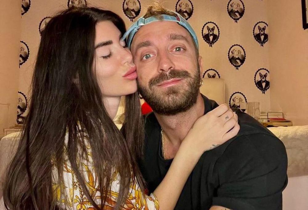 Bianca Atzei: “Stefano Corti continua a chiedermi un secondo figlio”