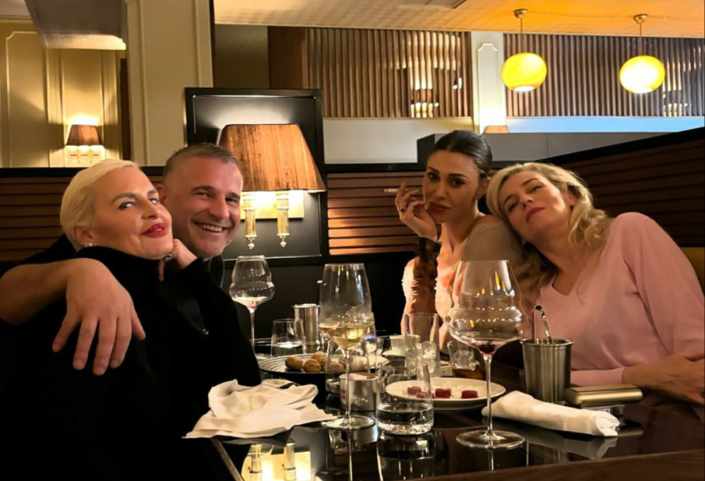 Belen Rodriguez fuma in un ristorante: la foto scatena la polemica