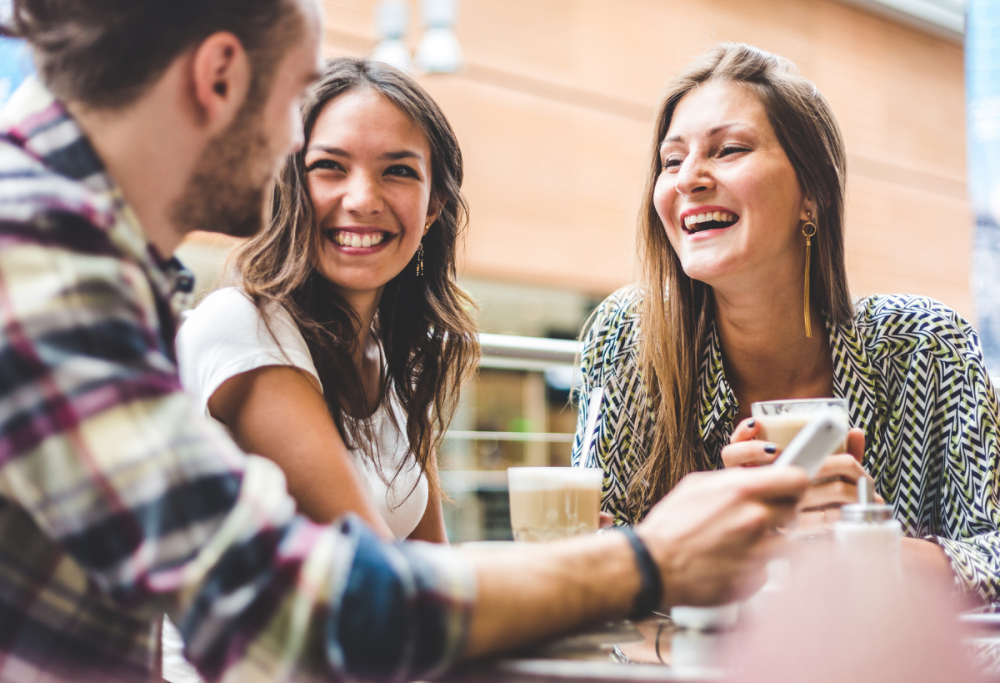 Fare gossip ha anche dei lati positivi: i benefici di spettegolare
