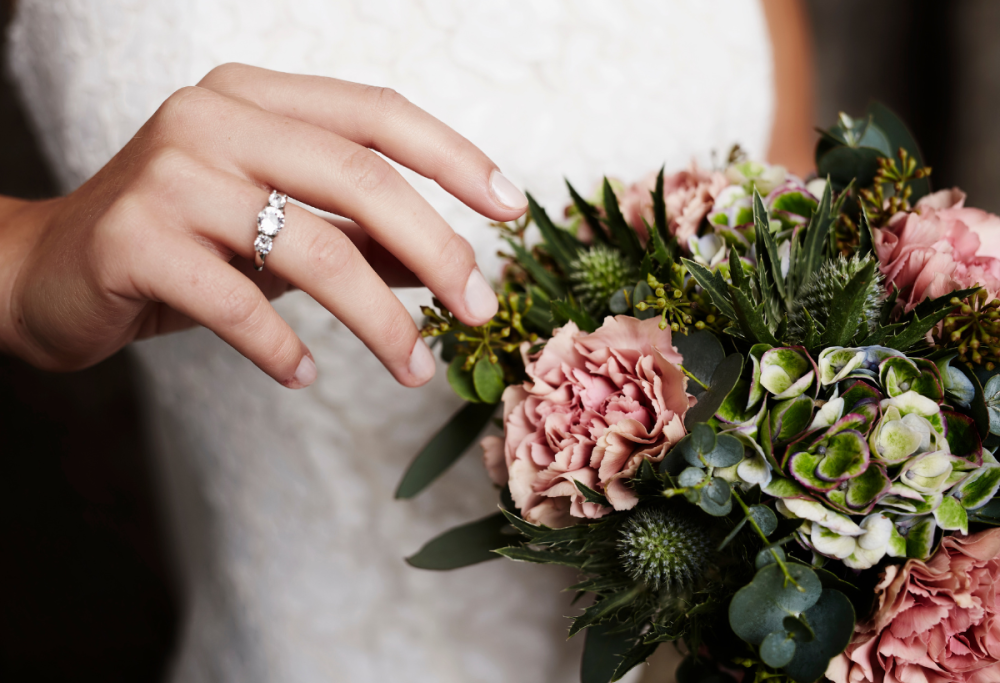 Mamma indossa un abito da principessa al matrimonio del figlio