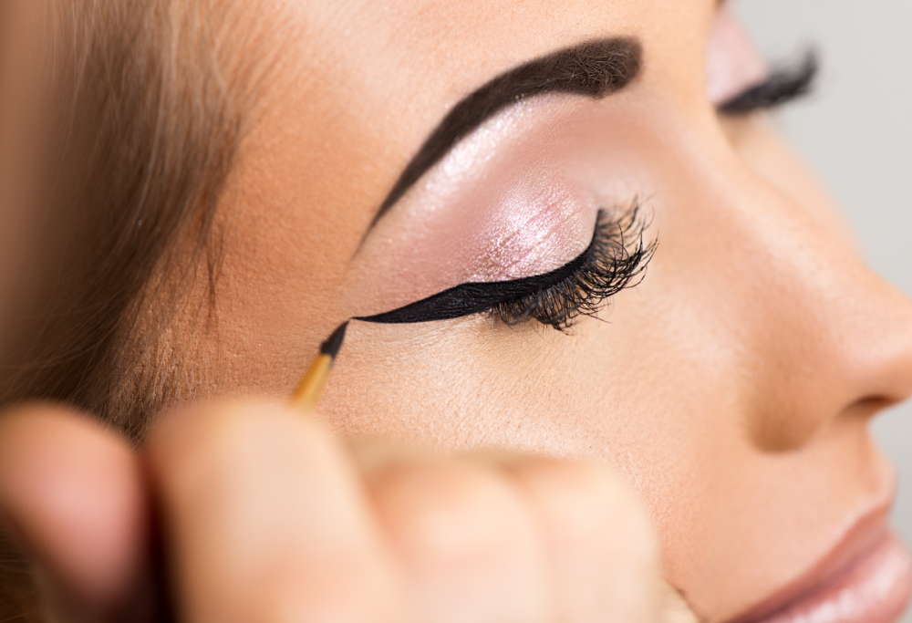 Le origini dell'eyeliner: un viaggio tra epoche e culture diverse