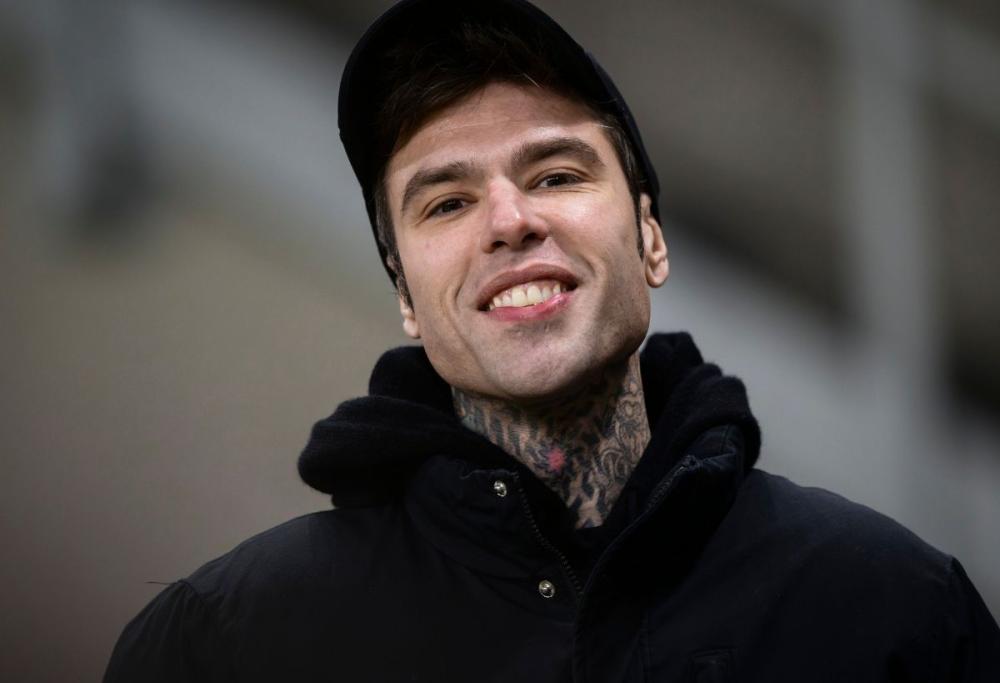 Fedez risponde alle voci di un bacio ad un’altra donna a Parigi