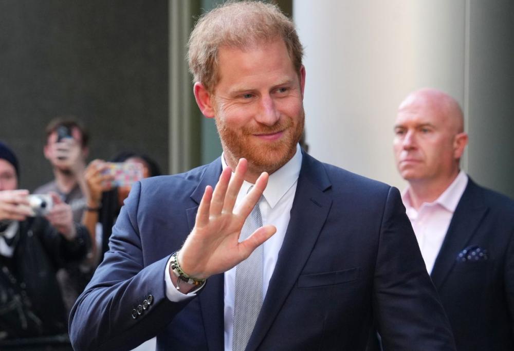 Il viso di Harry compare sulla gamba di un calciatore: la foto