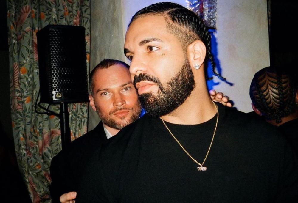 Drake regala 25.000 dollari a una fan incinta durante un concerto