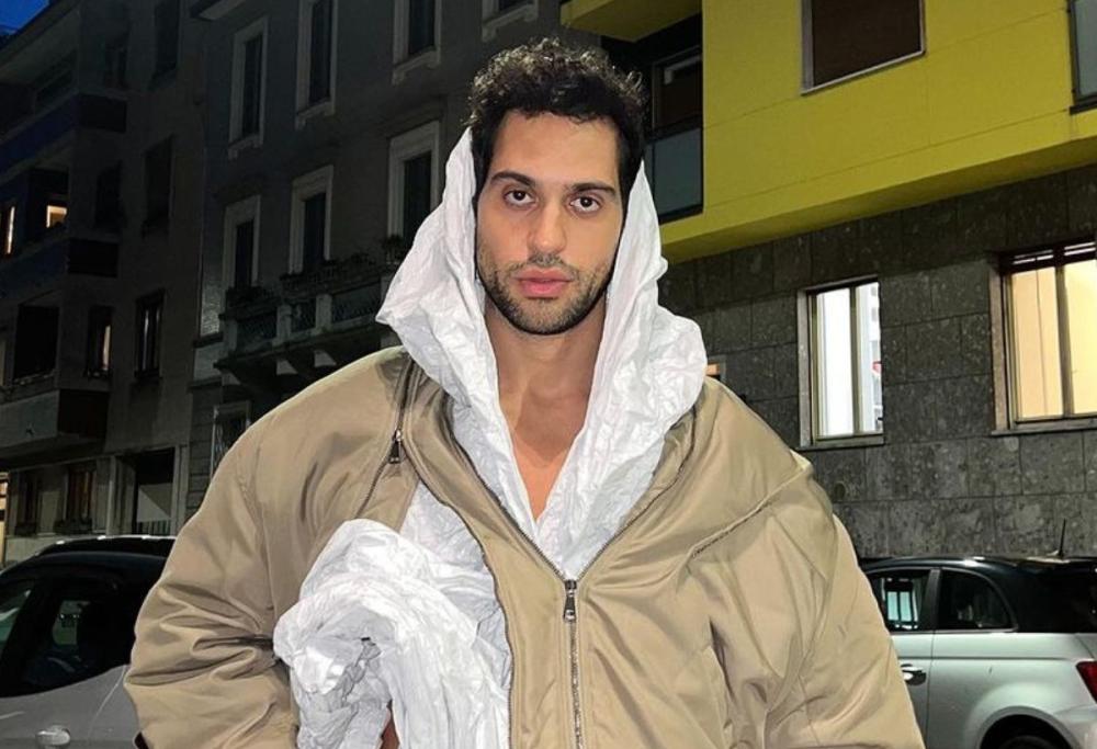 Mahmood posa con orecchie da coniglio e cravatta storta: le foto