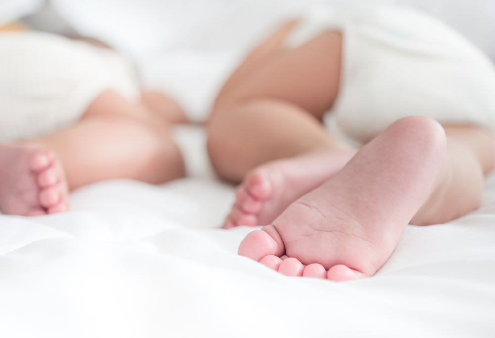 Partorisce due figli a pochi mesi di distanza: cos'è successo