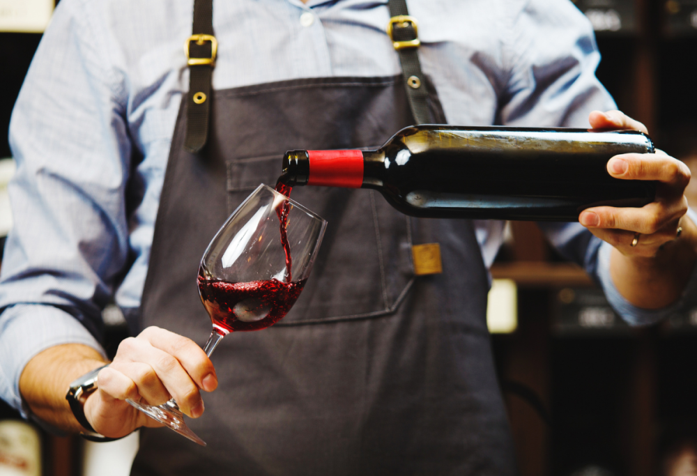 L'idea di un ristoratore: vino gratis a tutti i clienti "tech free"