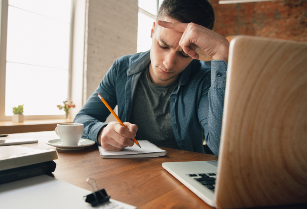 Tutor a Dubai: "Pagato per fare i compiti al posto del figlio"