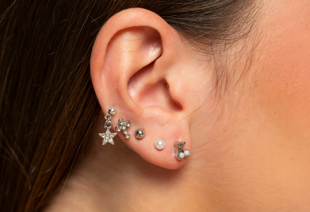 A 11 anni torna a casa con 10 piercing dopo un pigiama party