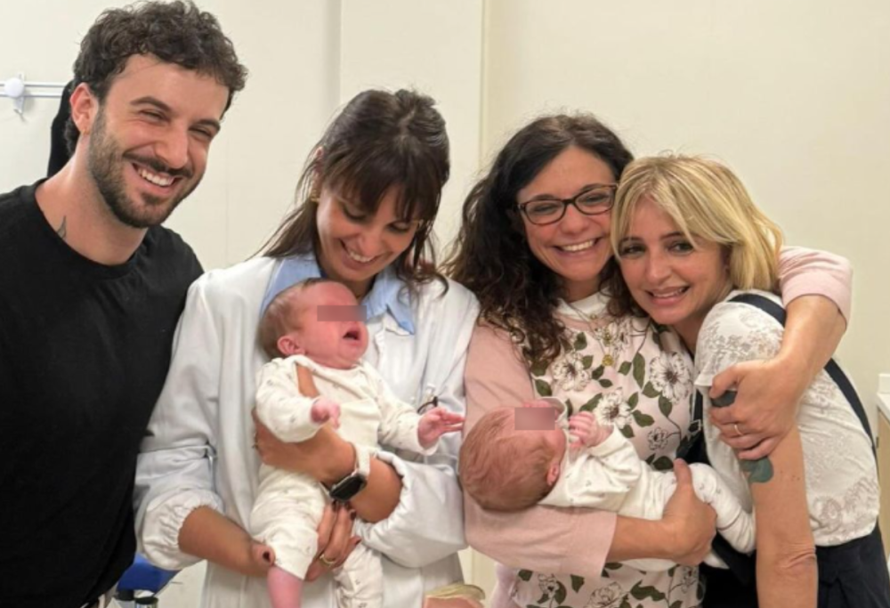 Veronica Peparini, dolce foto con gemelle in braccio alle dottoresse