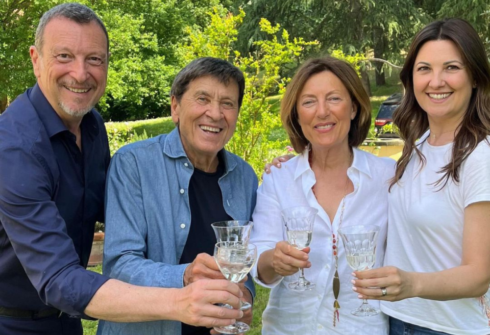 Gianni Morandi e Amadeus: la foto sorridenti insieme alle mogli