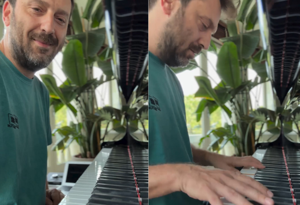 Cesare Cremonini festeggia al piano il Bologna in Champions League