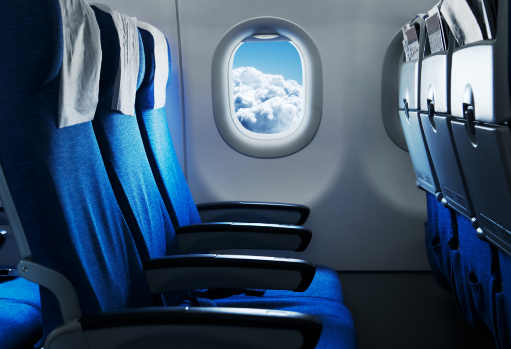 Passeggera sdraiata nella cappelliera dell’aereo: il video è virale