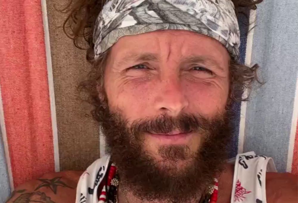 Jovanotti annuncia il ritorno ai live: sarà nei palasport nel 2025