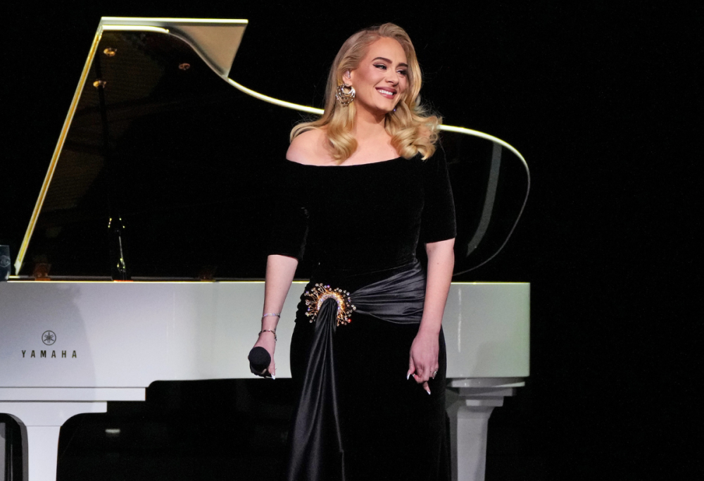 Adele rimprovera un omofobo al suo live: “Zitto, non essere ridicolo”