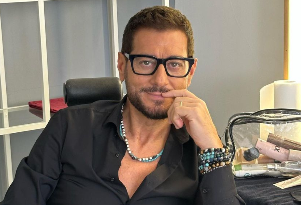 Enrico Papi sui conduttori-cantanti: "Non basta essere famoso"