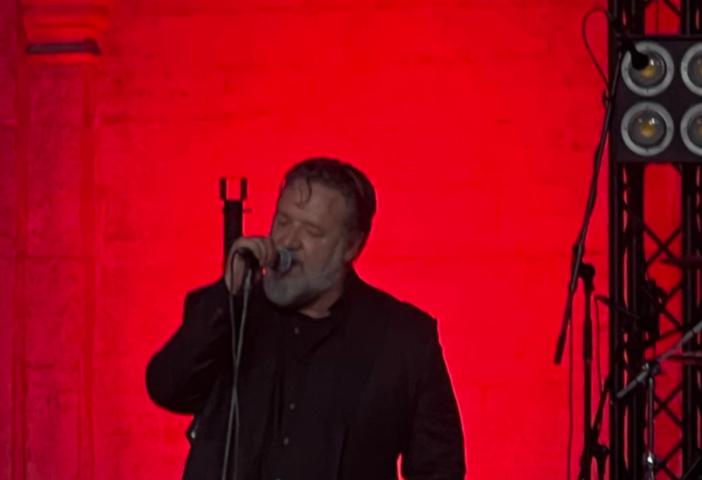 Russell Crowe annuncia il tour cantando "Sarà perché ti amo”