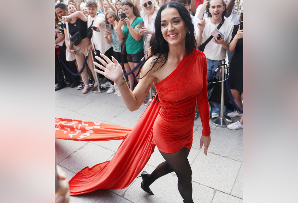 Katy Perry spoilera il testo di “Woman’s World” sul suo vestito 