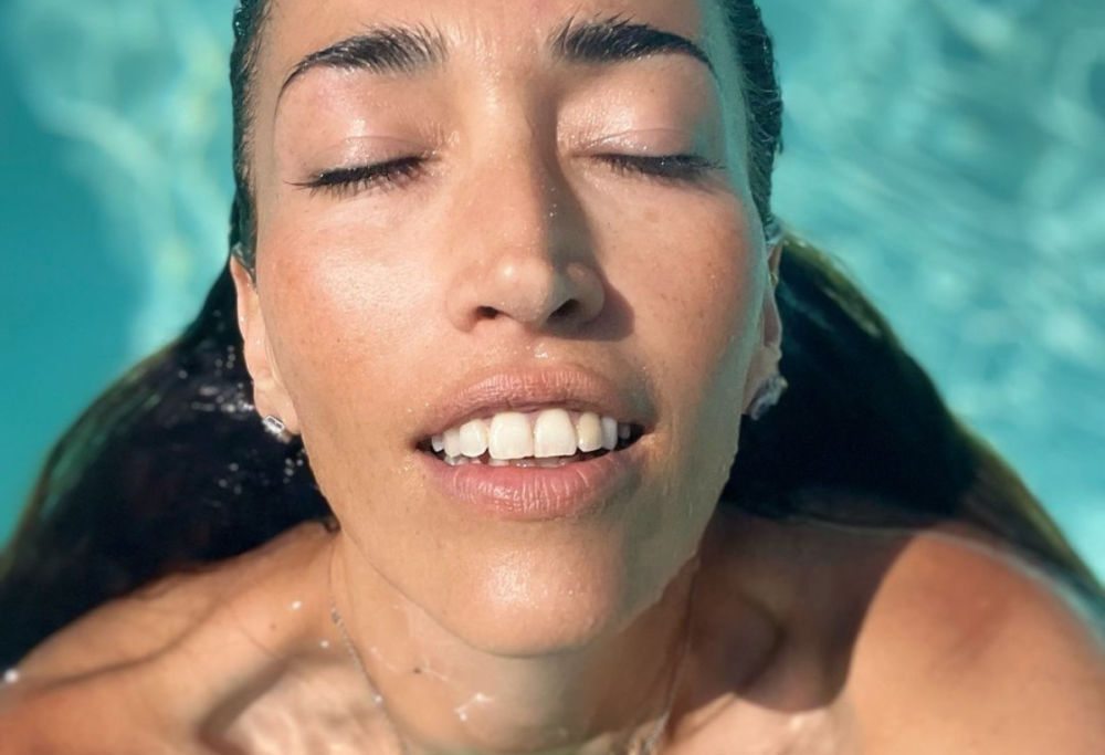 Nina Zilli nuda sui social: ecco i selfie hot in piscina
