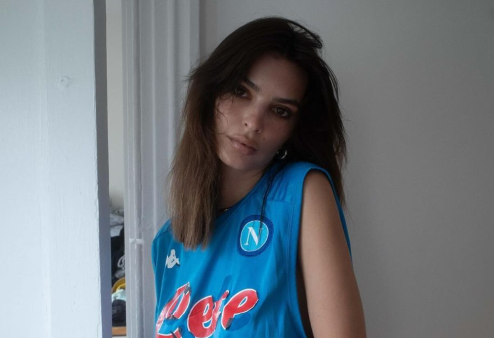Emily Ratajkowski, selfie senza veli solo con la maglia del Napoli