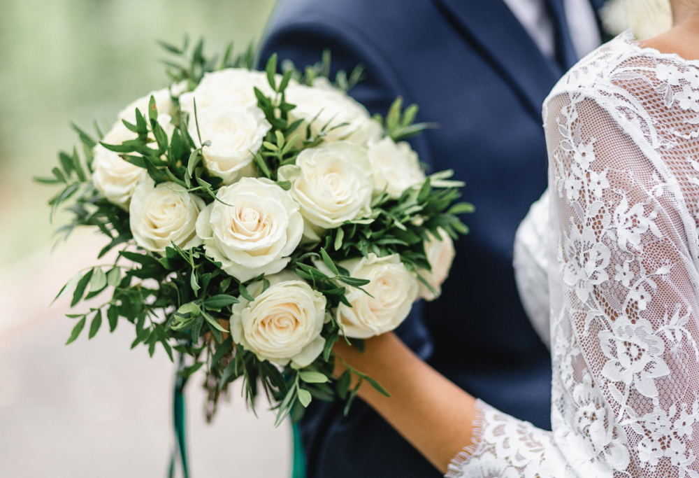 Tradito con il prete del matrimonio: “Ci eravamo sposati 3 mesi fa”