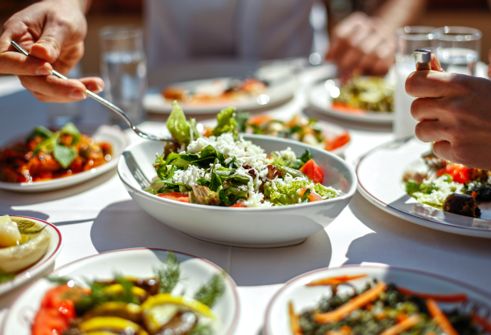 In Italia trascorriamo 127 minuti al giorno a tavola: lo studio