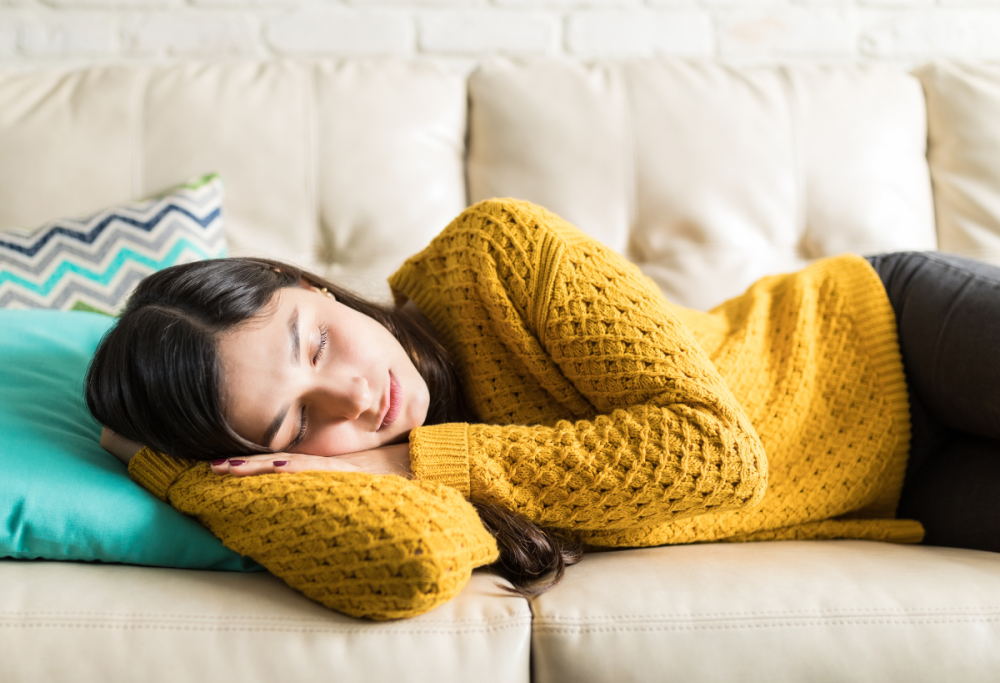 Ti addormenti sul divano e poi non dormi a letto? Ecco perché!