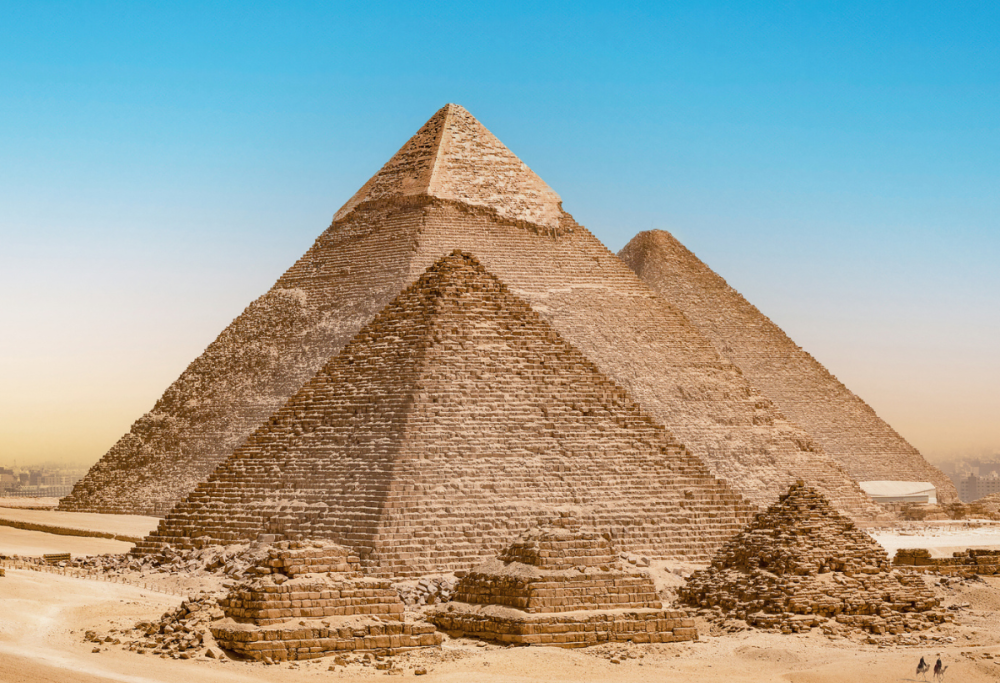 Video virale mostra un cane in cima alla Grande Piramide di Giza