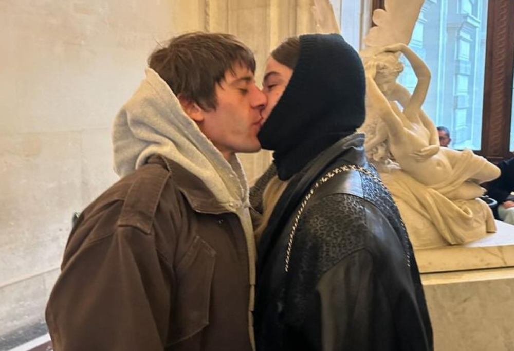 Rkomi e Viviana Vogliacco innamorati a Parigi: la foto sui social