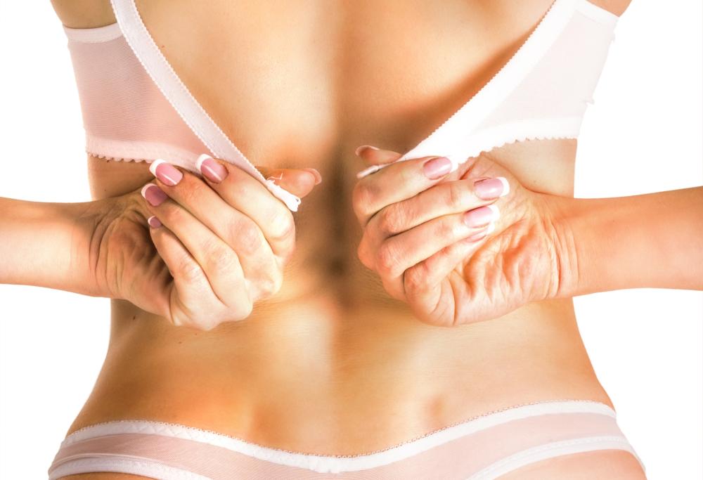 “Non metto il reggiseno in volo, i passeggeri si lamentano”: il caso