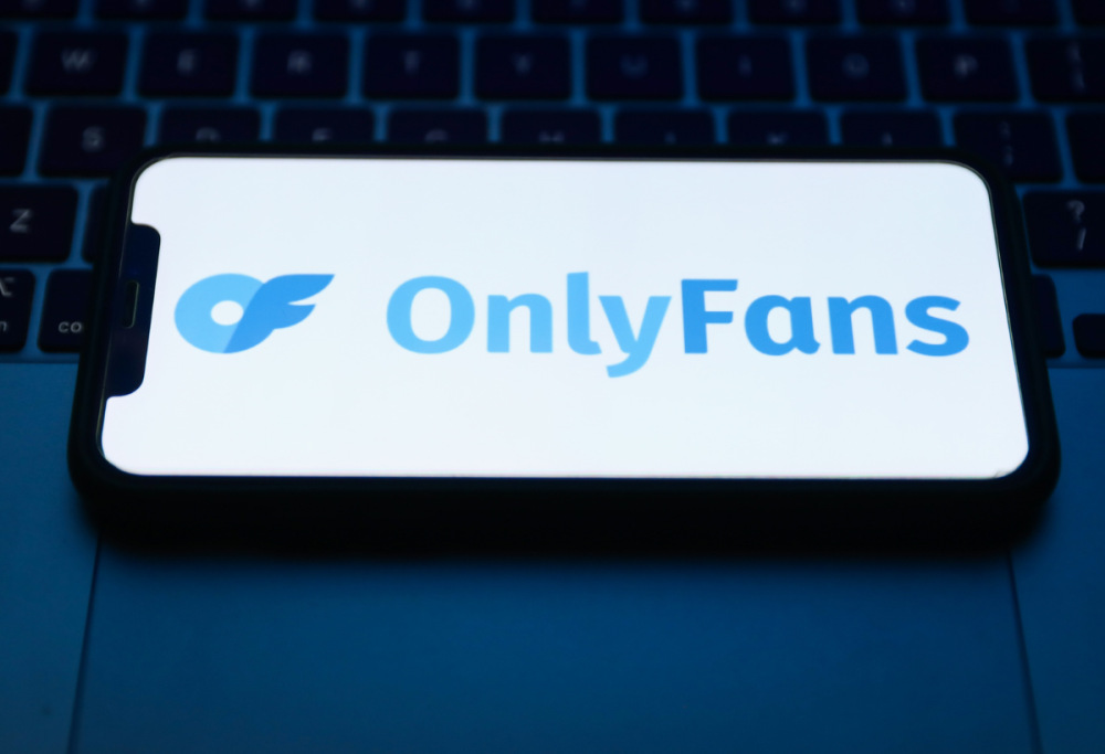 Porno, l’AI sbarca su OnlyFans: “La gente paga per contenuti fake”