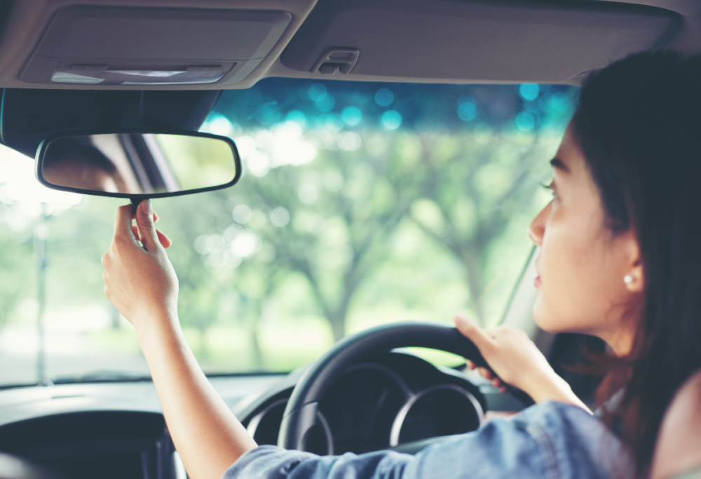 Abbassi il volume della radio quando parcheggi? Il motivo del gesto