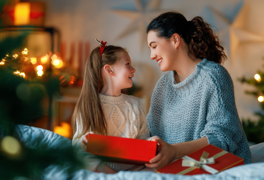 Rompe il salvadanaio per un regalo alla mamma: la storia è virale