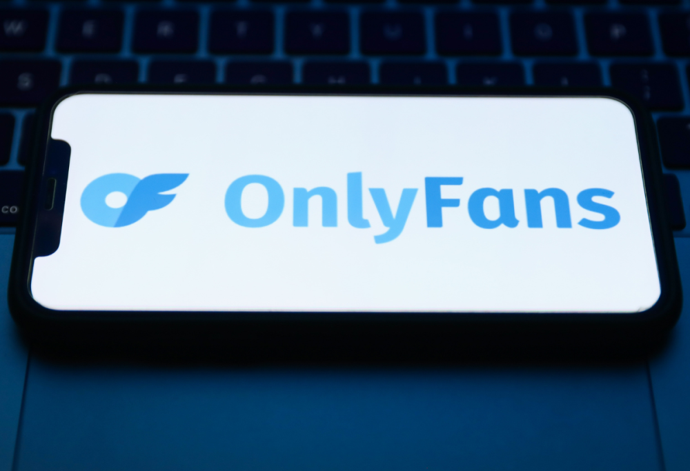 CAPODANNO - È su OnlyFans e gira nuda per casa: “Mi ha reso una mamma migliore”