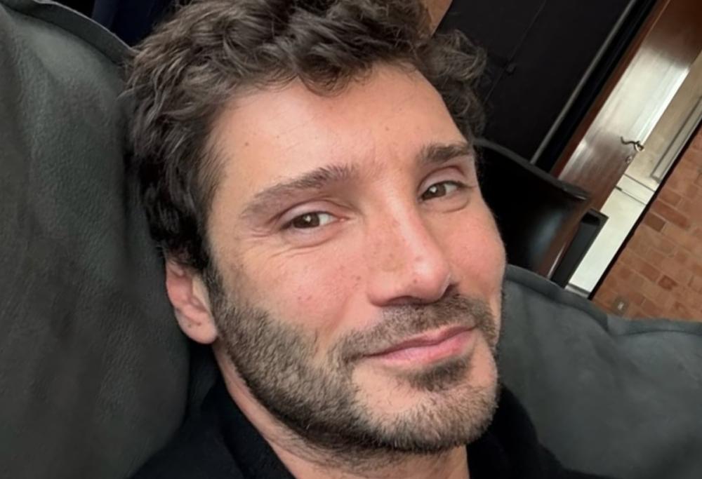 Stefano De Martino, prima e dopo: l’esperta svela i “ritocchini”