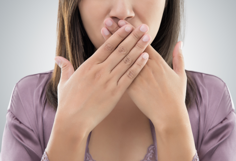 Come riconoscere se una donna sta mentendo: i segnali da osservare