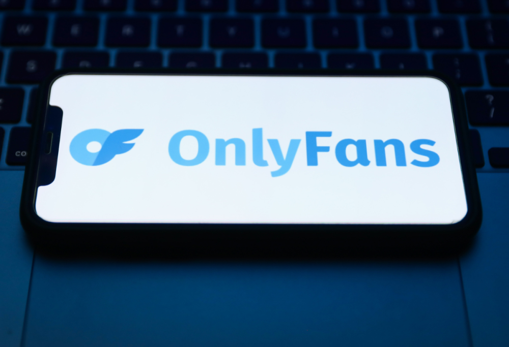 Influencer OnlyFans: “Guadagno migliaia di dollari con il solletico”