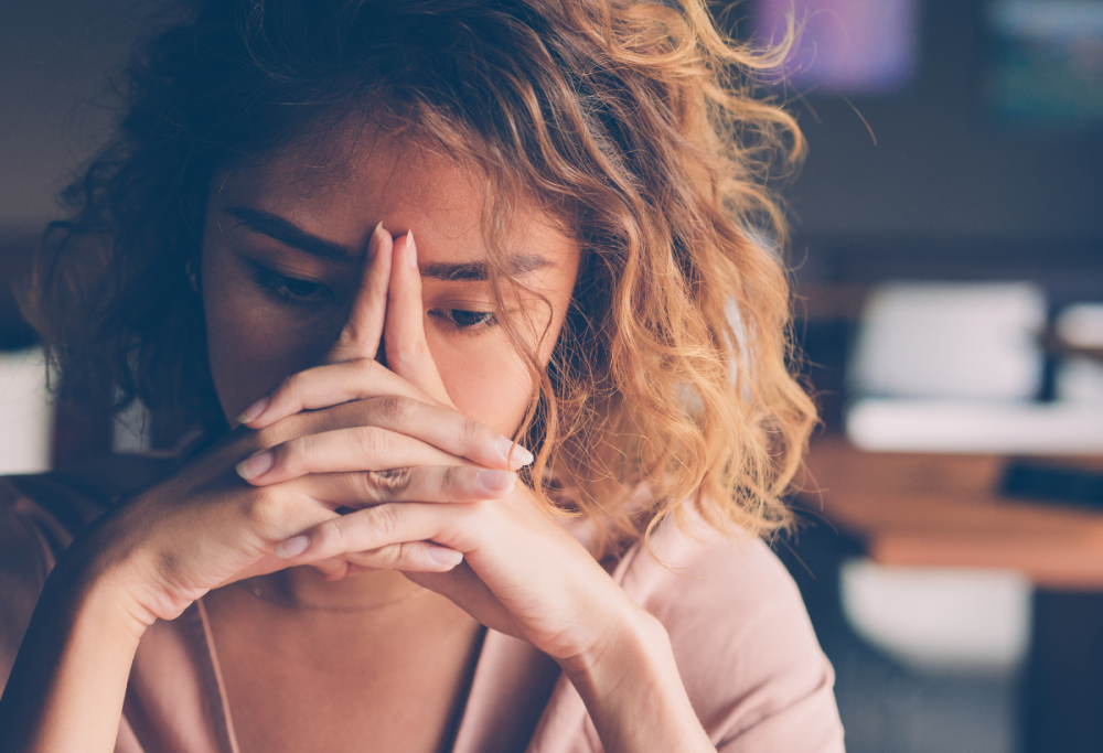 “La mia amica dorme con i miei genitori”: la storia shock