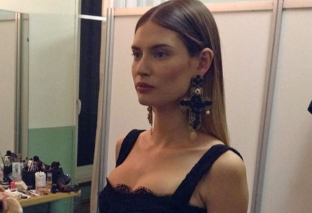 Bianca Balti a Sanremo: quando scese le scale a piedi nudi