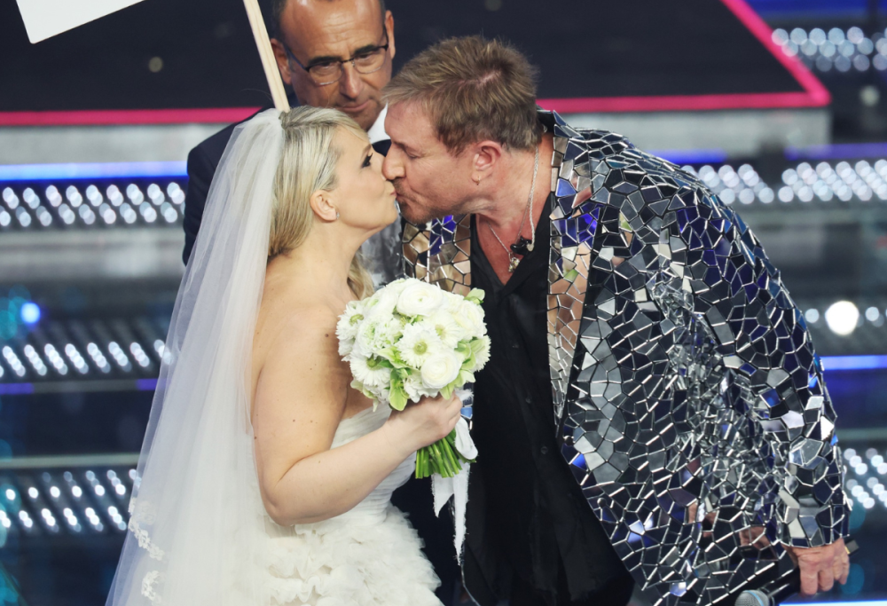 Sanremo, Katia Follesa bacia Simon Le Bon e fa impazzire il pubblico