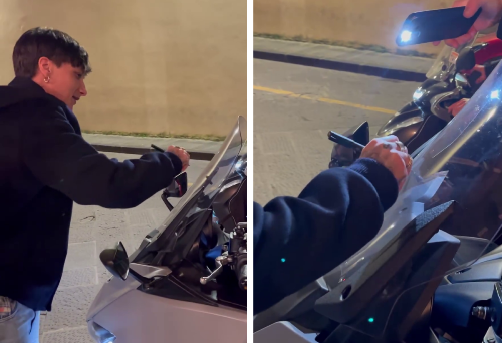 Ultimo circondato dai fan a Firenze autografa uno scooter: il video