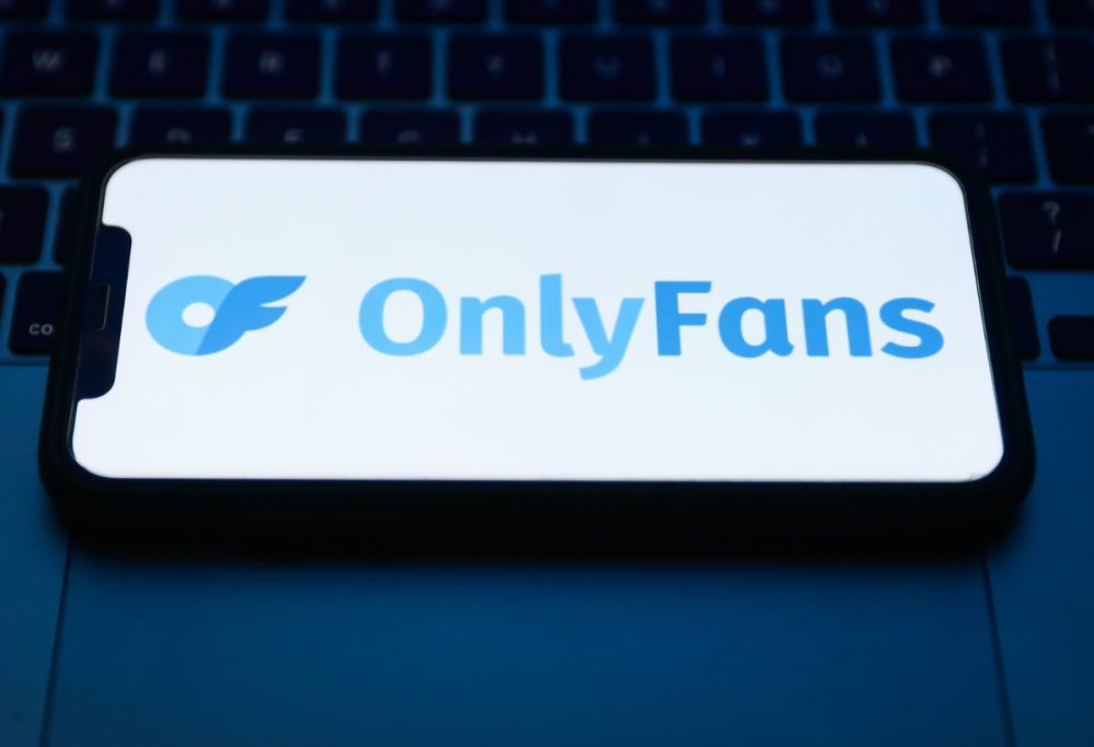 Una maestra è stata sospesa perché ha un profilo OnlyFans: il caso