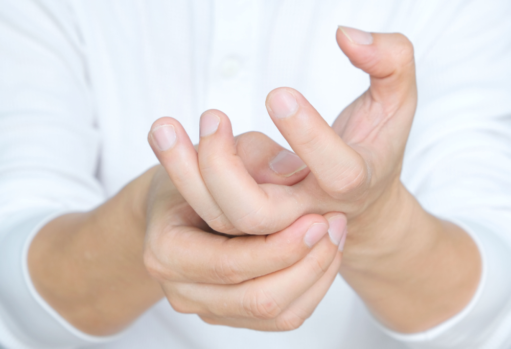 Scrocchiare le dita fa male? Ecco cosa succede al nostro corpo