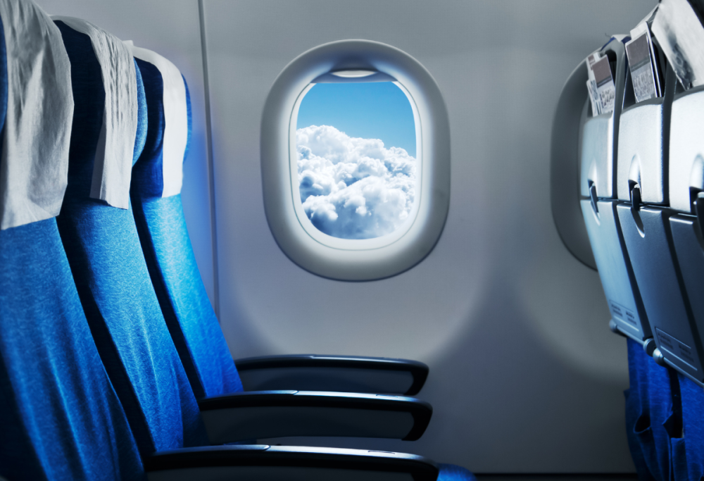 Alzare le tendine in aereo: un gesto che migliora la sicurezza